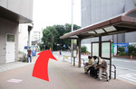 <JR線・臨海線からのアクセス> JR大井町駅の中央西方面の左の階段を下りてください。 臨海線大井町駅のA2出口から出て下さい。 どちらもバス停が見えると思います。 バス停を右に見ながら直進してください。