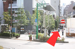 「三つ又時計台」という時計台とセブンイレブンさんが右手に見えてきます。 セブンイレブンさんの脇の緩やかに登る道を直進して下さい。