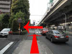 信号のある交差点（葛西橋通り）にでましたら、渡らずに左に曲がってください。